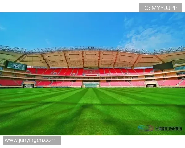 小黄人化身绿茵巨星欢乐演绎足球场上的奇妙对决