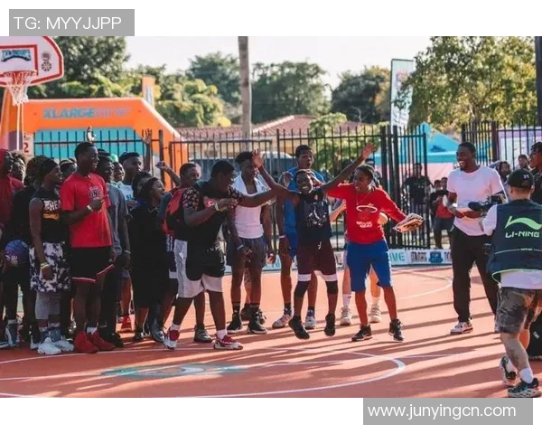 足球球星化身街头英雄挑战极限技艺 展现非凡球场魅力与街头风采