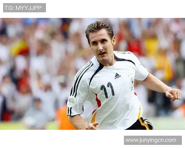 足球球星痞帅形象解析：从场上风采到场下魅力的全方位展示